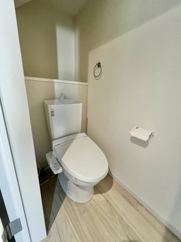 流山市江戸川台西9期　新築戸建　1号棟のトイレ|1・2階にトイレあり。階段を降りなくてもいいので、高齢者の方も優しい☆彡							
