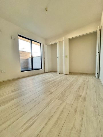 流山市江戸川台西9期　新築戸建　1号棟の寝室|バルコニーに面している洋室は、主寝室にどうぞ(^^)/						
