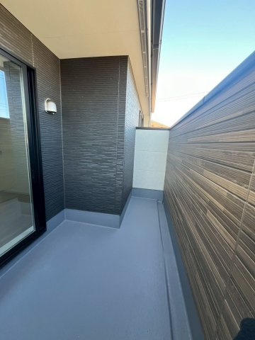 流山市江戸川台西9期　新築戸建　1号棟のバルコニー|広々としたバルコニー。お洗濯物もぜーんぶ干せちゃいます！！							
