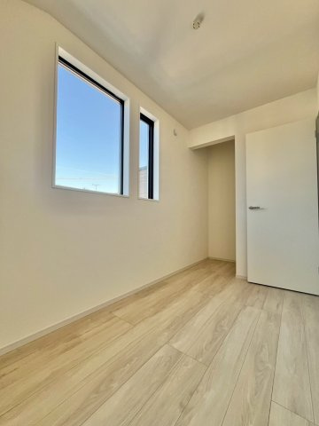 流山市江戸川台西9期　新築戸建　1号棟の洋室|窓が多く、明るい空間を演出してくれます(*^^*)						
