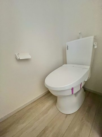 流山市江戸川台西9期　新築戸建　1号棟のトイレ|温水洗浄便座ついてます(^^♪				
