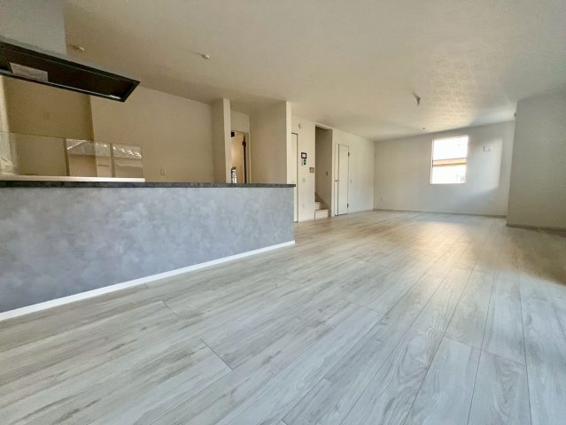 流山市江戸川台西9期　新築戸建　1号棟の居間・リビング|家族だんらんで、笑顔のたえない時間も増えそうな広々としたLDKが魅力です(^^)/