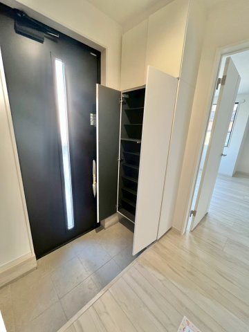 流山市江戸川台西9期　新築戸建　1号棟の内装|スニーカーマニアも納得の天井まであるシューズボックス!(^^)!							
