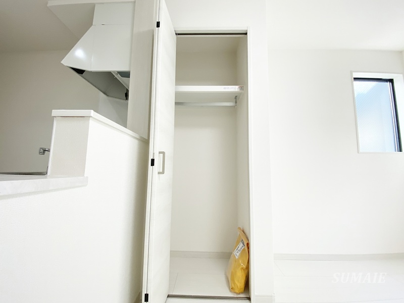 マーレ十条の収納|リビングにあるクローゼットです☆