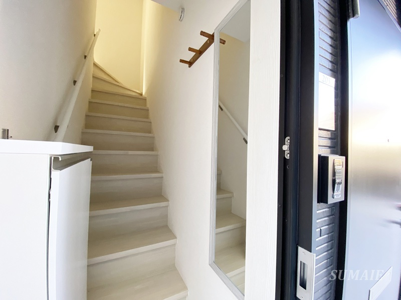 マーレ十条の設備|室内の階段です☆