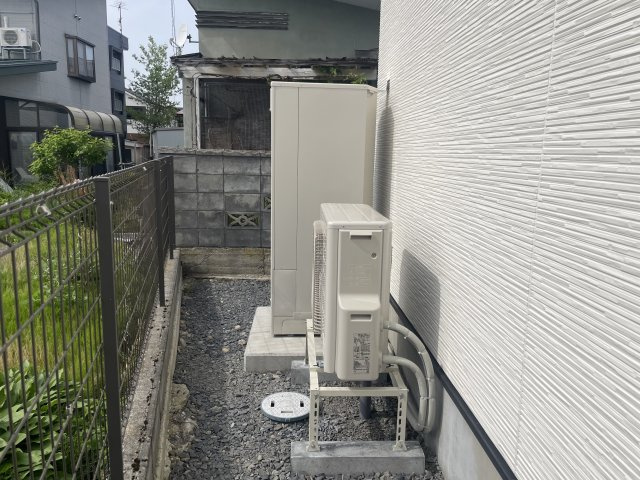 【発電・温水設備】 | 【新築分譲住宅　～ LIGARE　リガーレ～　】　東根市羽入東1期　全2棟 | ヒートポンプ式でお湯を沸かし貯めておく給湯器です。
深夜にお湯を沸かす事でプロパンガスの給湯器よりも光熱費を抑える事ができ、
万が一災害時には貯湯タンクの水を使用することができます♪