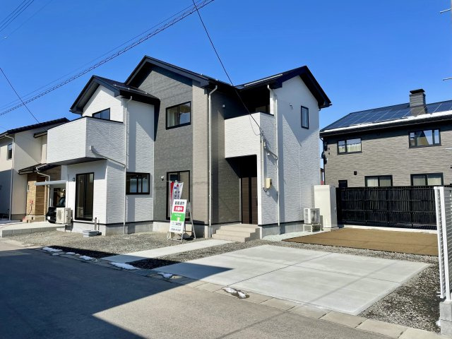 【外観】 | 【新築分譲住宅　～ LIGARE　リガーレ～　】　東根市羽入東1期　全2棟 | 【全体外観】堂々たる趣ながら、主張し過ぎずどこか余裕を感じさせるシャープなフォルムで佇む邸宅は、晴天の空と照らし合わせる事で、本来あるべき完成形の姿を見せてくれます。