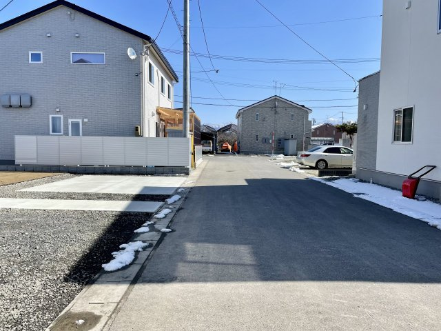 【前面道路含む現地写真】 | 【新築分譲住宅　～ LIGARE　リガーレ～　】　東根市羽入東1期　全2棟 | ずっと住む家だからこそ周辺環境は大事なポイントです。地元山形出身のスタッフが気を付けるべきポイントを丁寧にご案内いたします(*^^*)