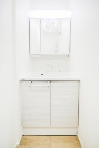 東御市県　中古住宅の独立洗面台