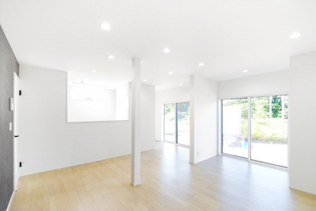 東御市県　中古住宅の居間・リビング|18.1帖