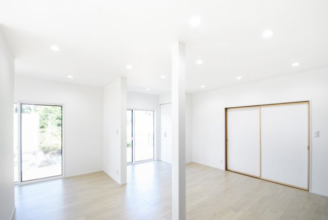 東御市県　中古住宅の居間・リビング|18.1帖