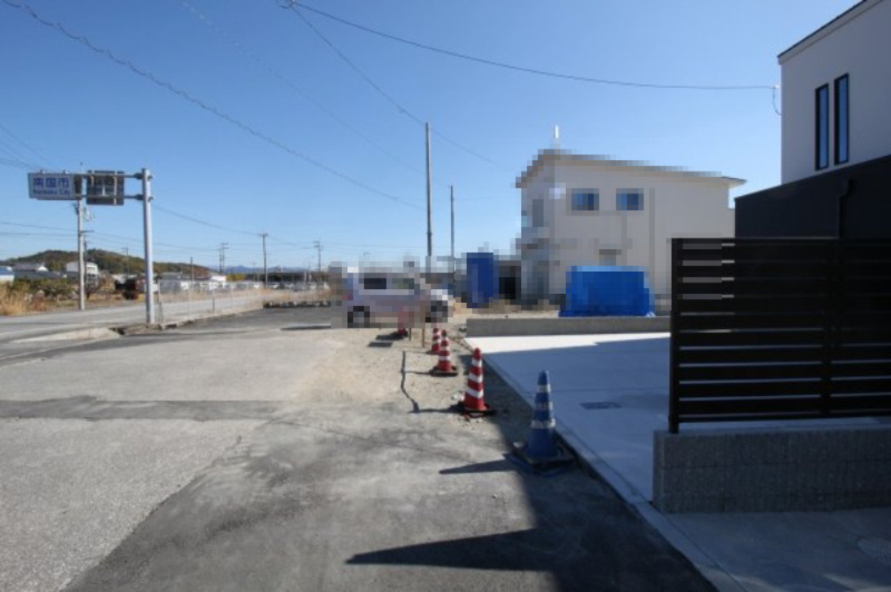 南国市篠原　Ｃ区画　新築戸建【全6区画】の前面道路含む現地写真