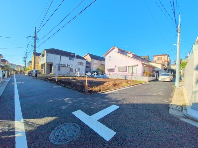 練馬区桜台6丁目　建築条件なし　角地含む全2区画の前面道路含む現地写真