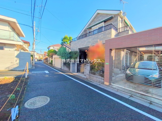 練馬区桜台6丁目　建築条件なし　角地含む全2区画の前面道路含む現地写真