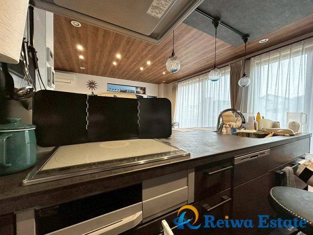 中古戸建　高座郡寒川町宮山のキッチン|同時調理が出来る3口コンロはお掃除のしやすいIHクッキングヒーター♪