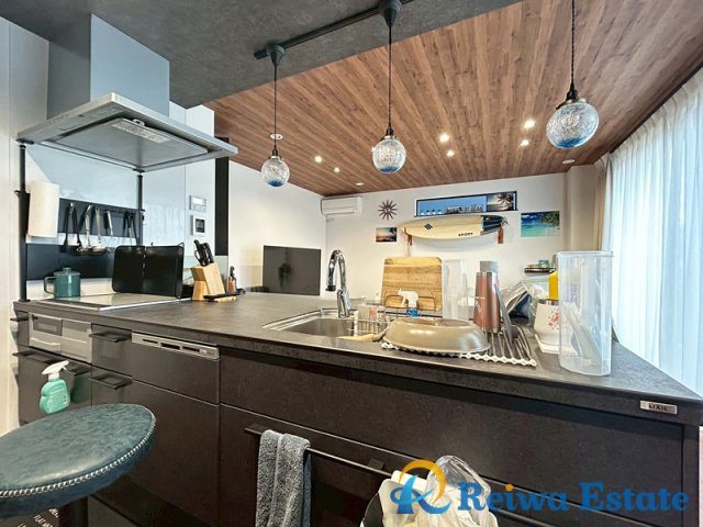 中古戸建　高座郡寒川町宮山のキッチン|リビング全体を見渡せる人気の対面式キッチン採用