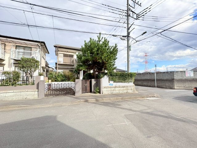 鶴ヶ島市藤金　建築条件なし売地　「若葉駅」徒歩20分　敷地56坪　【第一小学区】の前面道路含む現地写真