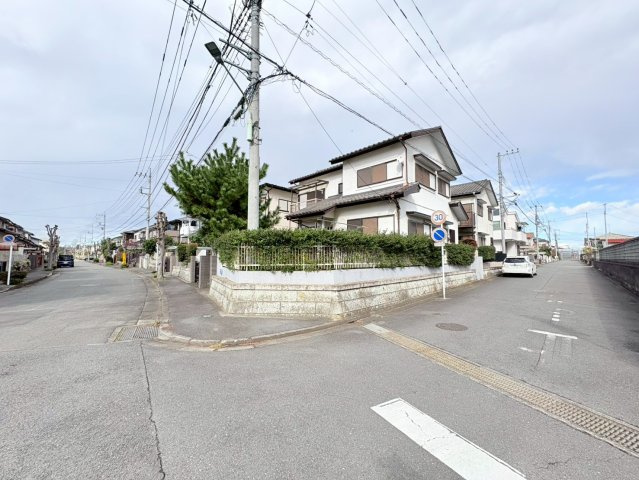 鶴ヶ島市藤金　建築条件なし売地　「若葉駅」徒歩20分　敷地56坪　【第一小学区】の前面道路含む現地写真