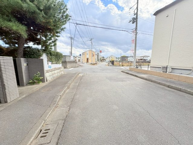 鶴ヶ島市藤金　建築条件なし売地　「若葉駅」徒歩20分　敷地56坪　【第一小学区】の前面道路含む現地写真