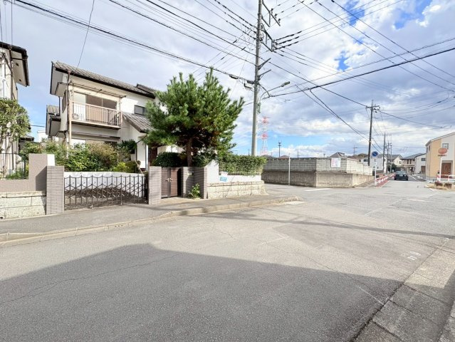 鶴ヶ島市藤金　建築条件なし売地　「若葉駅」徒歩20分　敷地56坪　【第一小学区】の前面道路含む現地写真