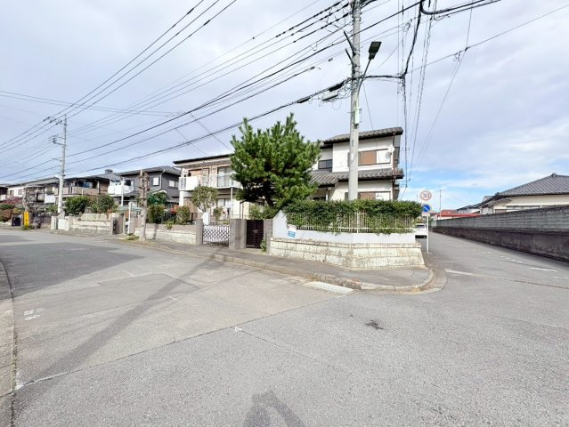 鶴ヶ島市藤金　建築条件なし売地　「若葉駅」徒歩20分　敷地56坪　【第一小学区】の前面道路含む現地写真