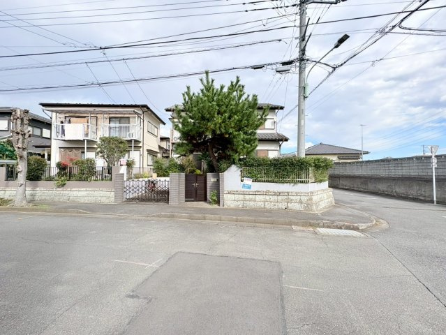 鶴ヶ島市藤金　建築条件なし売地　「若葉駅」徒歩20分　敷地56坪　【第一小学区】の前面道路含む現地写真