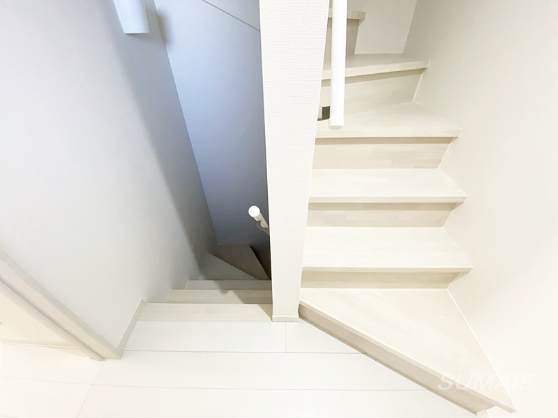 マーレ十条の内装|室内の階段です☆