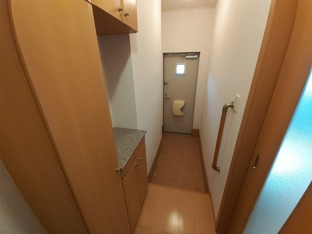 フローラルハイツⅡの玄関|明るい玄関です