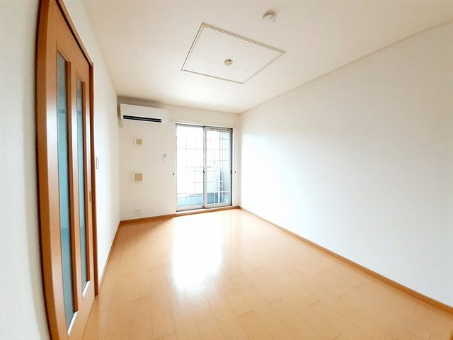 フローラルハイツⅡの居間・リビング|こちらのリビングで趣味の時間をお楽しみください