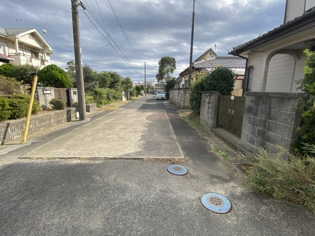 南今泉477中古一戸建ての前面道路含む現地写真