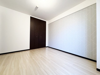 【洋室】 | ライオンズマンション伏見 | 【南側洋室6.5帖】アクセントクロスが施されたオシャレなお部屋です。家具の配置を考えるのも楽しいですね。