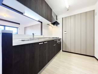 【キッチン】 | ライオンズマンション伏見 | 【キッチン】対面式システムキッチンですので、ご家族と話しながら料理ができます(^^)カウンター付きですので、出来た料理などを置いておくことも出来ます。