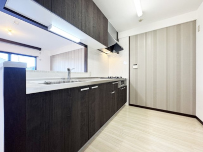 【キッチン】 | ライオンズマンション伏見 | 【キッチン】対面式システムキッチンですので、ご家族と話しながら料理ができます(^^)カウンター付きですので、出来た料理などを置いておくことも出来ます。