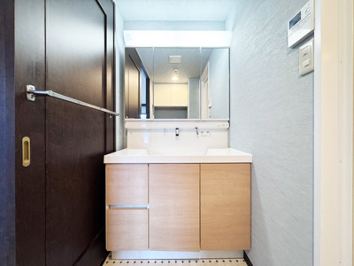 【独立洗面台】 | ライオンズマンション伏見 | 【洗面】三面鏡の裏には収納スペースがあり、水回りを綺麗に保てます(^^)/