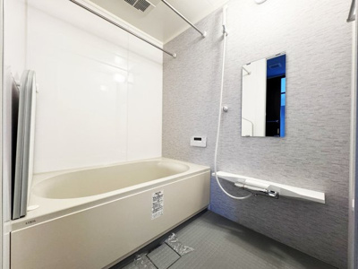 【浴室】 | ライオンズマンション伏見 | 【浴室】いつでも温かい追い炊き機能付きで、一日の疲れをゆっくりリフレッシュできますね。