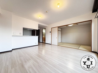 【居間・リビング】 | ライオンズマンション伏見 | 令和7年6月リフォーム済！
4階部分で陽当り・風通し良好な3LDKです。
全居室6帖以上のゆったりとした間取りです。