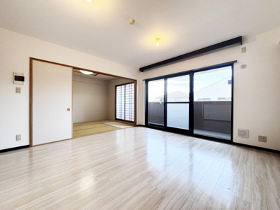 【居間・リビング】 | ライオンズマンション伏見 | 【LDK15帖】
15帖のゆったりとしたリビングは、家族団らんにぴったりの空間です♪リビングには床暖房が完備されており、寒い時期も足元ポカポカ。