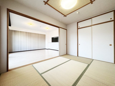 【和室】 | ライオンズマンション伏見 | 【和室6帖】
リビングと続き間になっているので、お子様の遊び場やお昼寝スペースなど用途に合わせてお使いいただけます（＾◇＾）