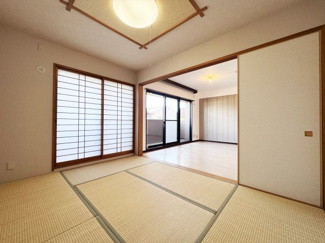 【和室】 | ライオンズマンション伏見 | 【和室6帖】
バルコニーに面しており、陽当り良好です。押入れが設けられているので布団などもしっかり収納できます。