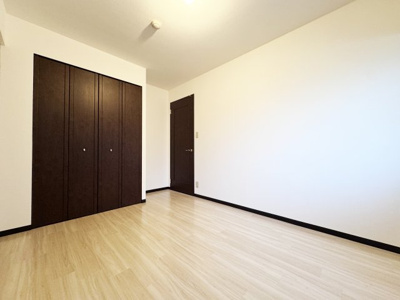 【洋室】 | ライオンズマンション伏見 | 【北側洋室6.5帖】
6.5帖のゆったりとした広さで、プライベート時間をゆっくりとお過ごしいただけます。クローゼット完備でお部屋を広く使用できます。