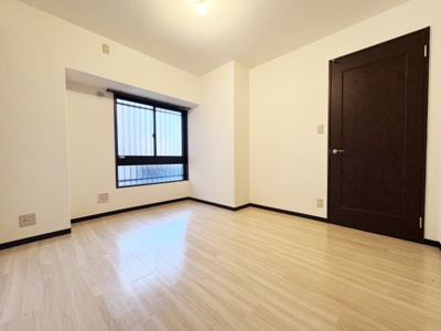 【洋室】 | ライオンズマンション伏見 | 【南側洋室6.5帖】
こちらも6.5帖とゆとりのある広さです。クロス、ウッドタイル貼替え済みですので、気持ちよく新生活をスタートできますね。