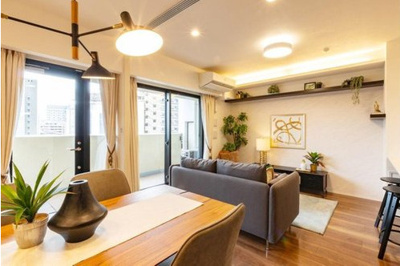 【居間・リビング】 | リビオレゾン梅田カサーレ | LD・洋室約5.2帖※室内写真の家具・調度類は価格に含まれません。