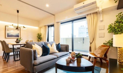 【居間・リビング】 | リビオレゾン梅田カサーレ | 南バルコニーに面しており、暖かな光がリビングに差し込みます。※室内写真の家具・調度類は価格に含まれません。