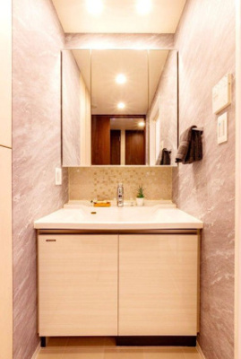 【独立洗面台】 | リビオレゾン梅田カサーレ | 三面鏡裏収納には化粧品や洗面用品類をすっきり整理できます。