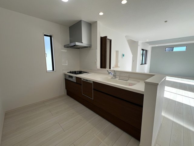 南側３部屋バルコニーアクセス！洗濯物めっちゃ干せます！港南区下永谷５丁目新築戸建のキッチン|お料理しやすいキッチンです