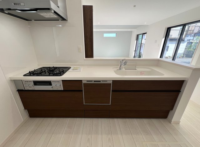 南側３部屋バルコニーアクセス！洗濯物めっちゃ干せます！港南区下永谷５丁目新築戸建のキッチン|お料理しやすいキッチンです