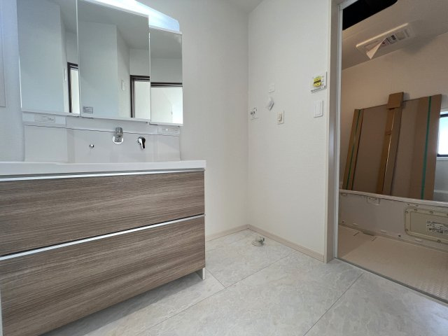 南側３部屋バルコニーアクセス！洗濯物めっちゃ干せます！港南区下永谷５丁目新築戸建の独立洗面台|朝の支度にも助かる、独立の洗髪洗面化粧台