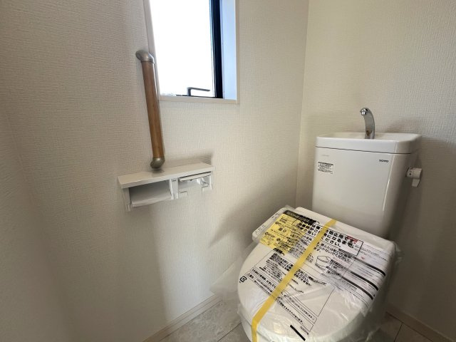 南側３部屋バルコニーアクセス！洗濯物めっちゃ干せます！港南区下永谷５丁目新築戸建のトイレ|落ち着いた色調のトイレです