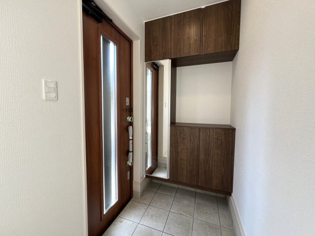 南側３部屋バルコニーアクセス！洗濯物めっちゃ干せます！港南区下永谷５丁目新築戸建の玄関|明るい玄関です