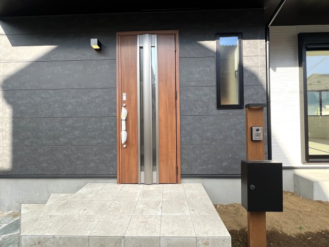 南側３部屋バルコニーアクセス！洗濯物めっちゃ干せます！港南区下永谷５丁目新築戸建の玄関|収納もある玄関です